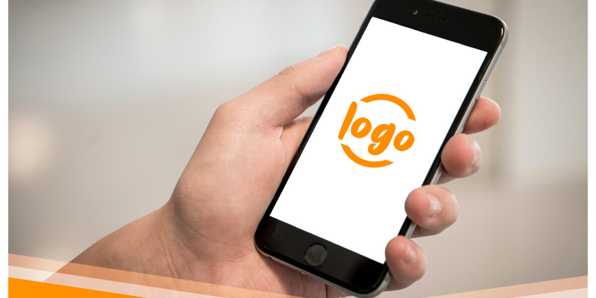 Zdjęcie ręki trzymającej telefon komórkowy