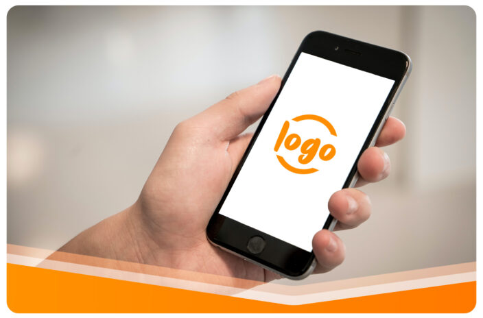 Zdjęcie ręki trzymającej telefon komórkowy