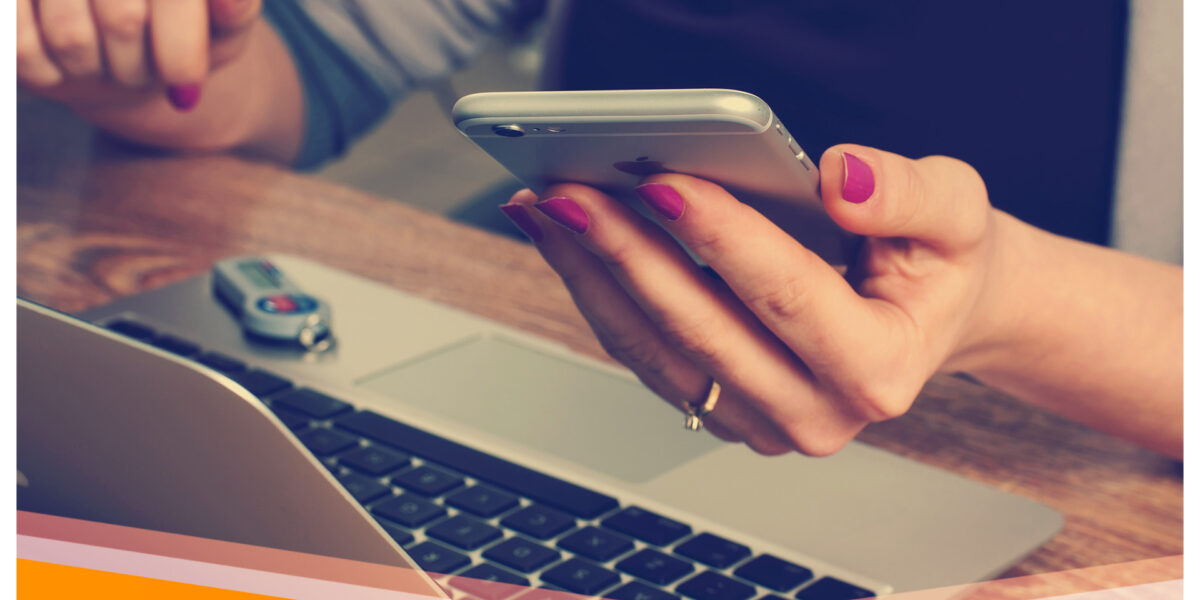 Zdjęcie kobiecej dłoni trzymającej telefon komórkowy