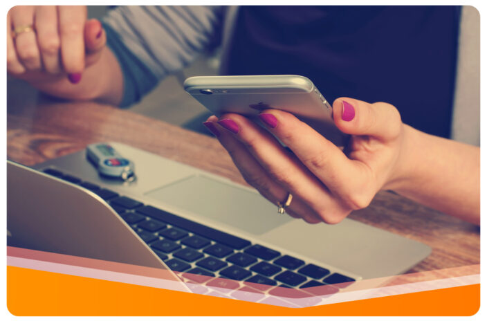 Zdjęcie kobiecej dłoni trzymającej telefon komórkowy