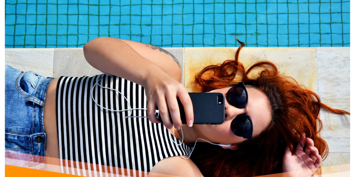 Zdjęcie kobiety patrzącej w ekran telefonu